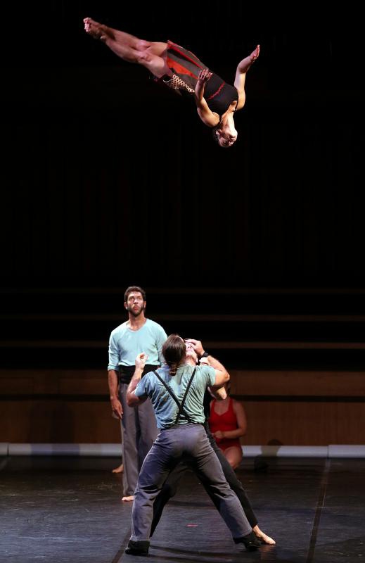 Zagreb, KD Vatroslav Lisinski – Predstava Le Grand C slavne francuske cirkuske skupine Compagnie XY. Zagreb, KD Vatroslav Lisinski – Predstava Le Grand C slavne francuske cirkuske skupine Compagnie XY.