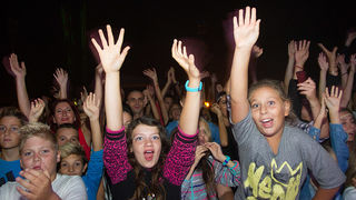 Mještani Bibinja sinoć su uživali u vrhunskom koncertu grupe Colonija na sportskom centru Crljenica Mještani Bibinja sinoć su uživali u vrhunskom koncertu grupe Colonija na sportskom centru Crljenica