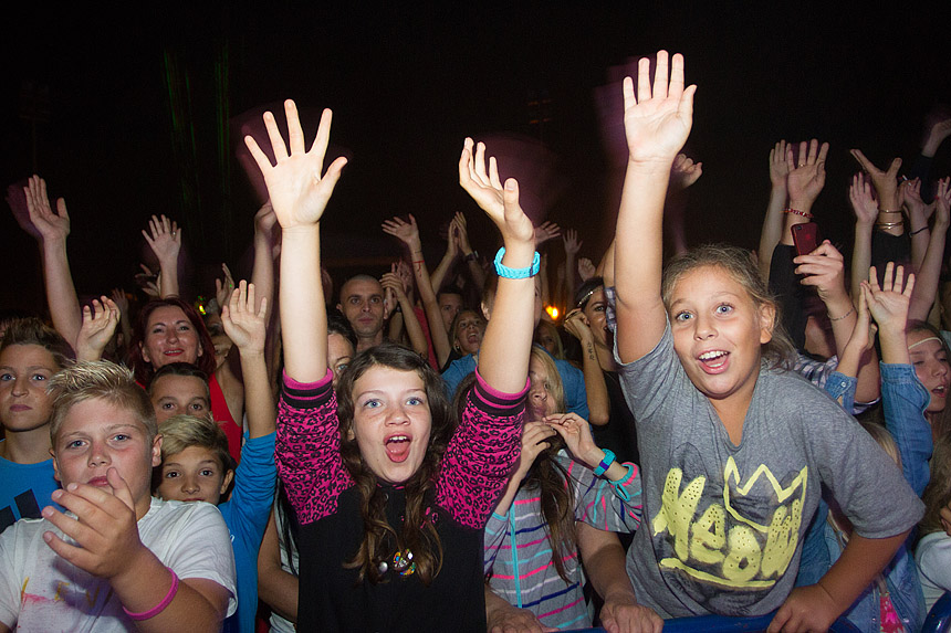 Mještani Bibinja sinoć su uživali u vrhunskom koncertu grupe Colonija na sportskom centru Crljenica Mještani Bibinja sinoć su uživali u vrhunskom koncertu grupe Colonija na sportskom centru Crljenica
