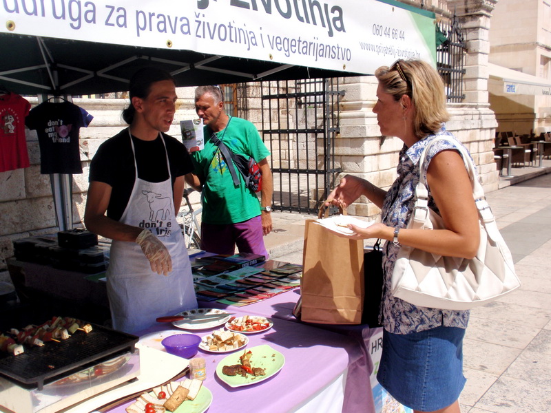 Štandovi i degustacija veganskih jela na Narodnom trgu, “Udruga Prijatelji životinja”