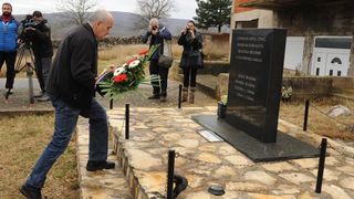 Ervenik: Na obiteljskoj grobnici obilježena 23. obljetnica stradanja obitelji Čengić, foto: Hrvoje Jelavić/PIXSELL