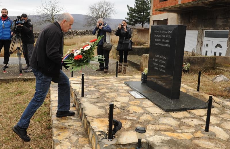 Ervenik: Na obiteljskoj grobnici obilježena 23. obljetnica stradanja obitelji Čengić, foto: Hrvoje Jelavić/PIXSELL