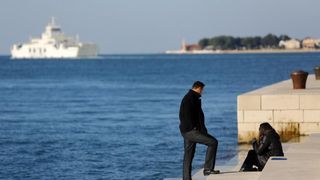 Prohladan, ali iznimno lijep i sunčan dan građani Zadra su iskoristili za šetnju prekrasnom rivom.  Photo: Filip Brala/PIXSELL