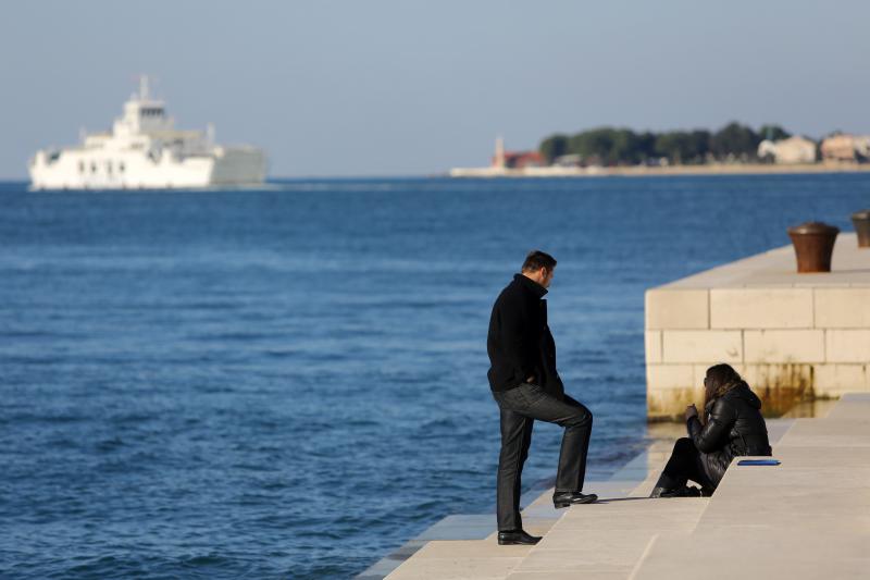 Prohladan, ali iznimno lijep i sunčan dan građani Zadra su iskoristili za šetnju prekrasnom rivom.  Photo: Filip Brala/PIXSELL