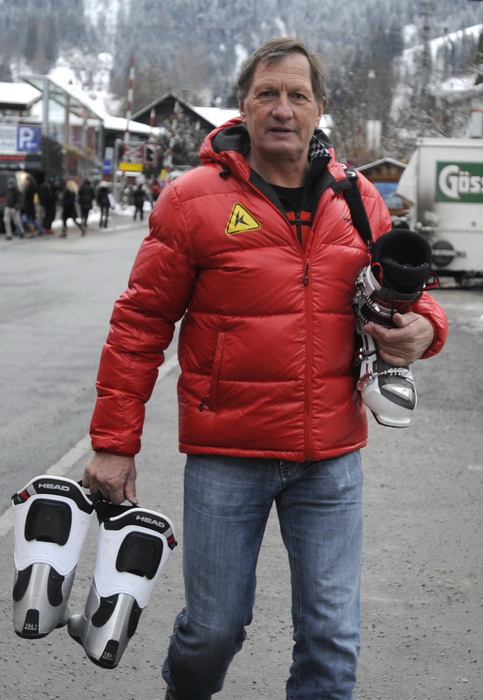 Kitzbuhel, 210111.
Fis Audi World Cup, Svjetski skijaski kup u Kitzbuhelu, Franz Klammer legendarni austrijski skijas sece sa pancericama po gradu.
Foto: Drago Sopta / CROPIX Kitzbuhel, 210111.
Fis Audi World Cup, Svjetski skijaski kup u Kitzbuhelu, Franz Klammer legendarni austrijski skijas sece sa pancericama po gradu.
Foto: Drago Sopta / CROPIX