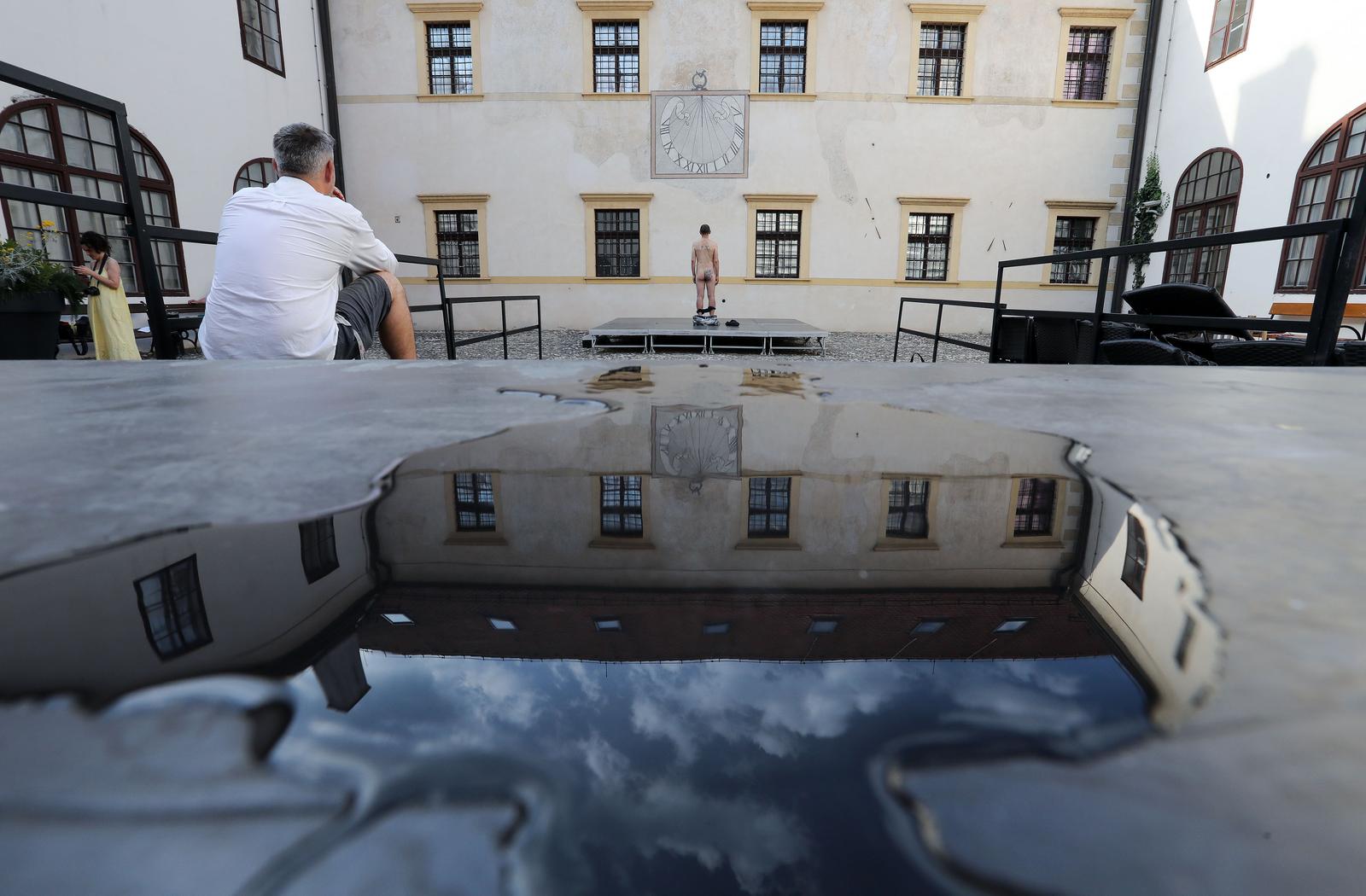 Siniša Labrović: Performans “Poštovani gospodine predsjedniče, možete me poljubiti u guzicu” Siniša Labrović: Performans “Poštovani gospodine predsjedniče, možete me poljubiti u guzicu”