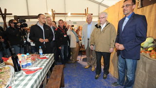 Biograd,130912.
Otvorenje 59. svjetskog prvenstva u oranju koje se odrzava u Jankolovici pokraj Biograda od 13.-15.09.2012.
Na fotografiji: s desna na lijevo – ministar poljoprivrede Tihomir Jakovina, predsjednik Ivo Josipovic, poduzetnik Steve Bubalo.
Fo Biograd,130912.
Otvorenje 59. svjetskog prvenstva u oranju koje se odrzava u Jankolovici pokraj Biograda od 13.-15.09.2012.
Na fotografiji: s desna na lijevo – ministar poljoprivrede Tihomir Jakovina, predsjednik Ivo Josipovic, poduzetnik Steve Bubalo.
Fo