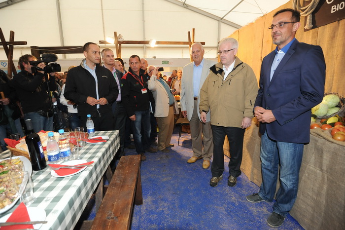 Biograd,130912.
Otvorenje 59. svjetskog prvenstva u oranju koje se odrzava u Jankolovici pokraj Biograda od 13.-15.09.2012.
Na fotografiji: s desna na lijevo – ministar poljoprivrede Tihomir Jakovina, predsjednik Ivo Josipovic, poduzetnik Steve Bubalo.
Fo Biograd,130912.
Otvorenje 59. svjetskog prvenstva u oranju koje se odrzava u Jankolovici pokraj Biograda od 13.-15.09.2012.
Na fotografiji: s desna na lijevo – ministar poljoprivrede Tihomir Jakovina, predsjednik Ivo Josipovic, poduzetnik Steve Bubalo.
Fo