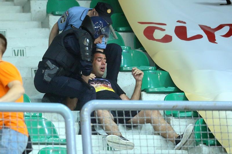 Intervencija policije na tribini s navijačima Zadra na utakmici Cibone i Zadra (80-71). Photo: Goran Stanzl/PIXSELL Intervencija policije na tribini s navijačima Zadra na utakmici Cibone i Zadra (80-71). Photo: Goran Stanzl/PIXSELL