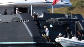 Članovi benda U2 David Howell Evans poznatiji kao The Edge i Adam Clayton odmaraju na Paklenim otocima u pauzi snimanja novog albuma