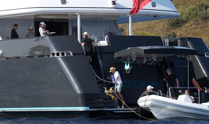 Članovi benda U2 David Howell Evans poznatiji kao The Edge i Adam Clayton odmaraju na Paklenim otocima u pauzi snimanja novog albuma