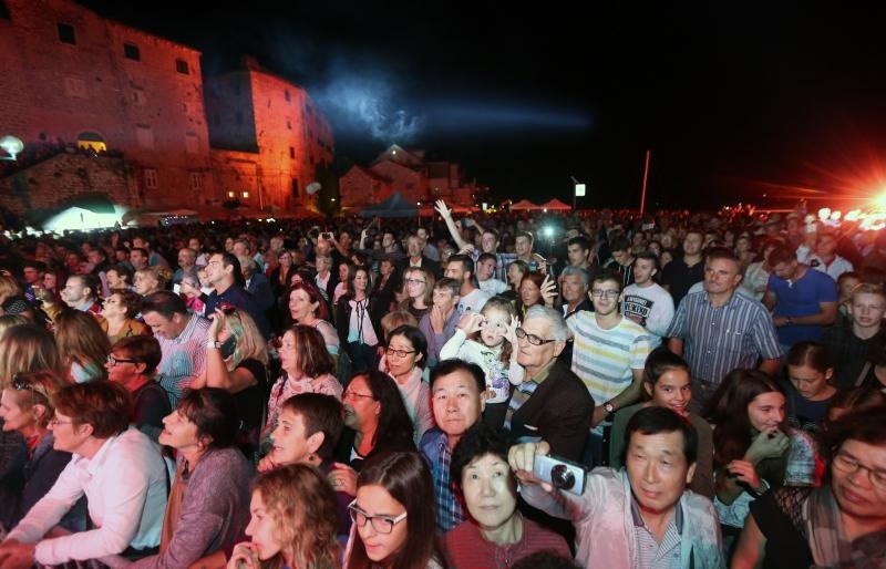 U povodu 950 godina prvog spomena grada Šibenika, blagdana sv. Mihovila i Dana grada održan je veliki koncert legendarnog Mate Miše Kovača. Photo: Duško Jaramaz/PIXSELL U povodu 950 godina prvog spomena grada Šibenika, blagdana sv. Mihovila i Dana grada održan je veliki koncert legendarnog Mate Miše Kovača. Photo: Duško Jaramaz/PIXSELL