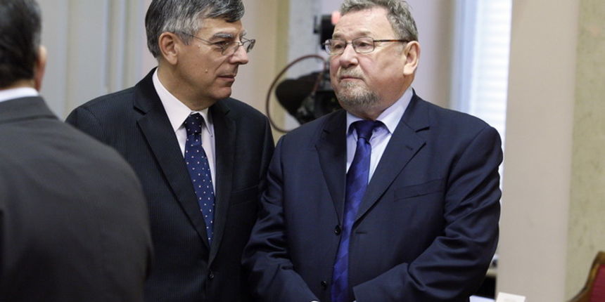 Zagreb, 231211.
Hrvatski Sabor u nastavku izvanredne sjednice glasuje o povjerenju novoj Vladi Zorana Milanovica. 
Na slici: Zeljko Reiner, Vladimir Seks.
Foto: Davor Pongracic / CROPIX