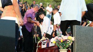 Posljednji ispraćaj Olivera Dragojevića na groblju Sveti Roko u Veloj Luci Posljednji ispraćaj Olivera Dragojevića na groblju Sveti Roko u Veloj Luci