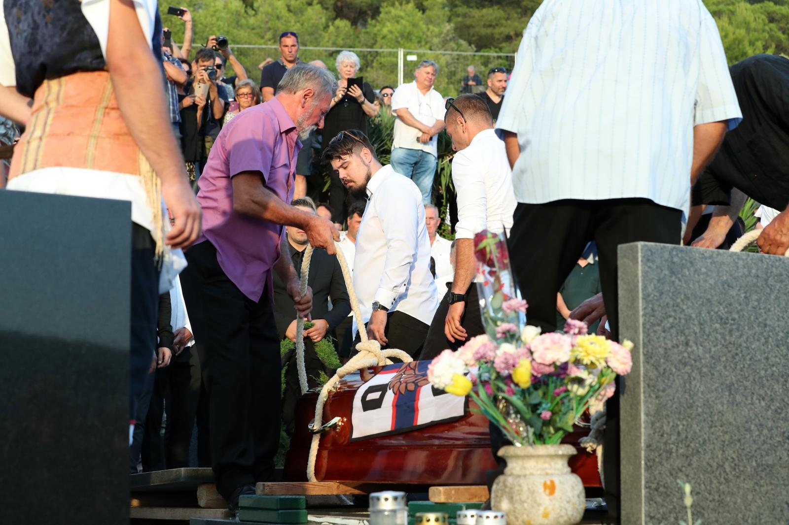 Posljednji ispraćaj Olivera Dragojevića na groblju Sveti Roko u Veloj Luci Posljednji ispraćaj Olivera Dragojevića na groblju Sveti Roko u Veloj Luci