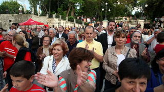 Zadar, 120513.
Trg pet bunara, Poluotok. 
Predizborni skup SDP-a na kojem je sudjelovao predsjednik stranke Zoran Milanovic. Na skupu je predstavljen i kandidat za gradonacelnika Zadra Ivo Bilic. Na fotografiji: gradjani na skupu.
Foto: Jure Miskovic / CR