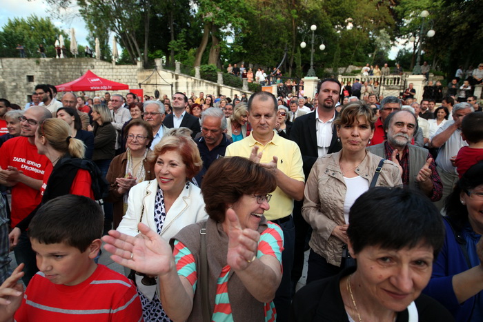 Zadar, 120513.
Trg pet bunara, Poluotok. 
Predizborni skup SDP-a na kojem je sudjelovao predsjednik stranke Zoran Milanovic. Na skupu je predstavljen i kandidat za gradonacelnika Zadra Ivo Bilic. Na fotografiji: gradjani na skupu.
Foto: Jure Miskovic / CR