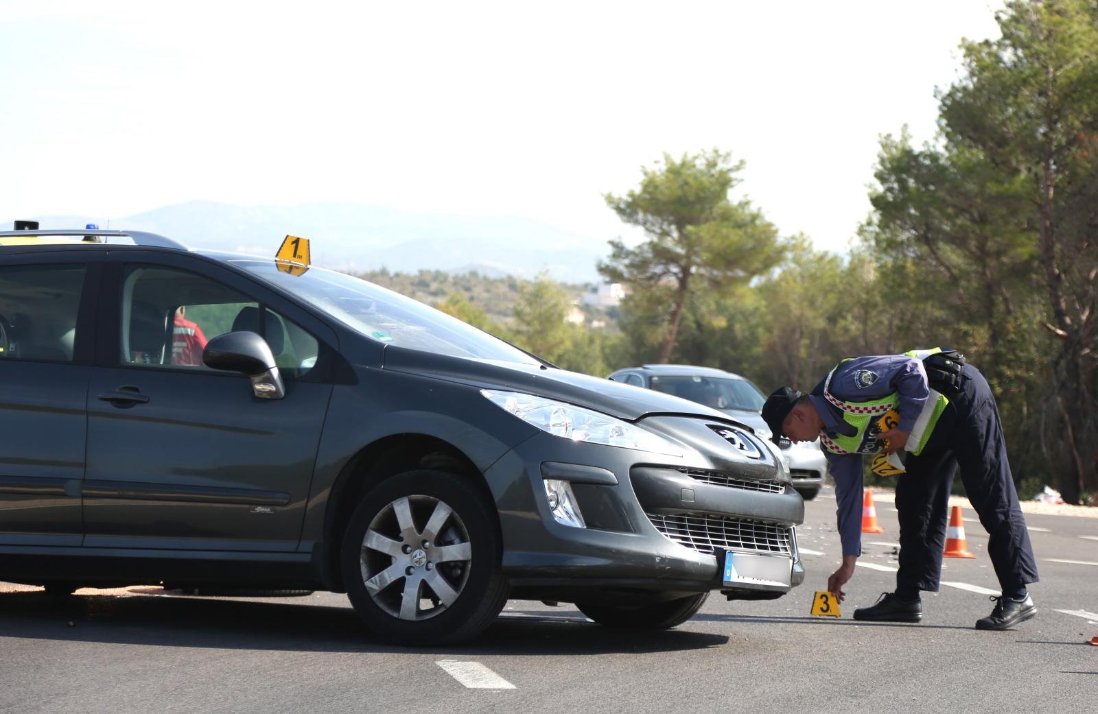 Dvoje ozlijeđenih u sudaru dva automobila na vodičkoj obilaznici, intervenirali i vatrogasci Dvoje ozlijeđenih u sudaru dva automobila na vodičkoj obilaznici, intervenirali i vatrogasci