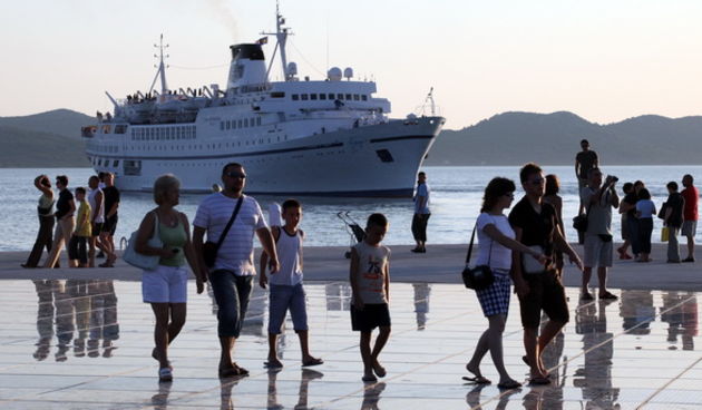 Zadar, 130709.
Odlazak cruisera Arion iz zadarskog pristanista za cruisere, i turisti koji setaju zadarskom rivom.
Foto: Vladimir Ivanov / CROPIX