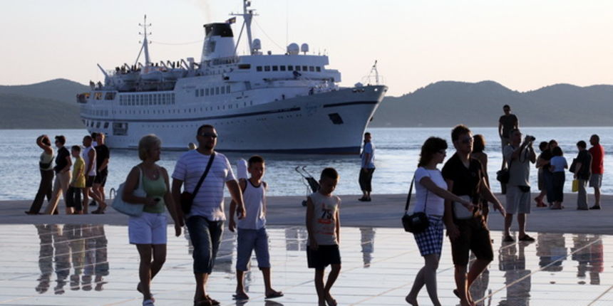 Zadar, 130709.
Odlazak cruisera Arion iz zadarskog pristanista za cruisere, i turisti koji setaju zadarskom rivom.
Foto: Vladimir Ivanov / CROPIX Zadar, 130709.
Odlazak cruisera Arion iz zadarskog pristanista za cruisere, i turisti koji setaju zadarskom rivom.
Foto: Vladimir Ivanov / CROPIX