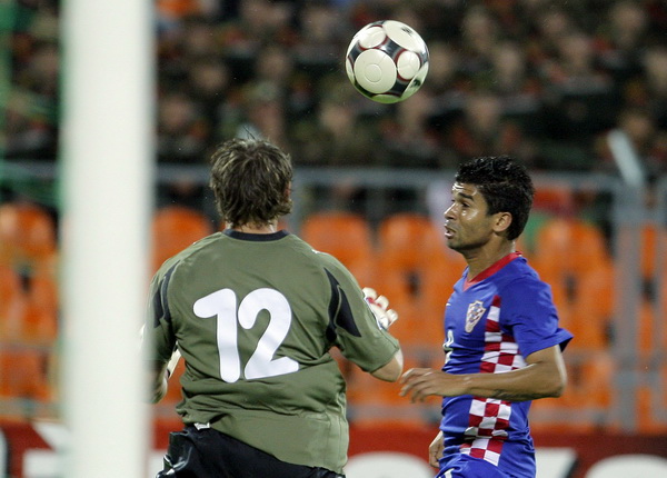 Minsk, 120809.
Stadion Dinamo Minsk
Kvalifikacijska nogometna utakmica za Svjetsko nogometno prvenstvo 2010. Bjelorusija – Hrvatska.
Na fotografiji: Eduardo da Silva.
Foto : Jakov Prkic / Cropix Minsk, 120809.
Stadion Dinamo Minsk
Kvalifikacijska nogometna utakmica za Svjetsko nogometno prvenstvo 2010. Bjelorusija – Hrvatska.
Na fotografiji: Eduardo da Silva.
Foto : Jakov Prkic / Cropix