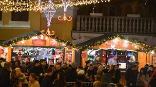 Advent u Zadru: Neno Belan i Fiumensi raspjevali i rasplesali i staro i mlado na Trgu Petra Zoranića Advent u Zadru: Neno Belan i Fiumensi raspjevali i rasplesali i staro i mlado na Trgu Petra Zoranića