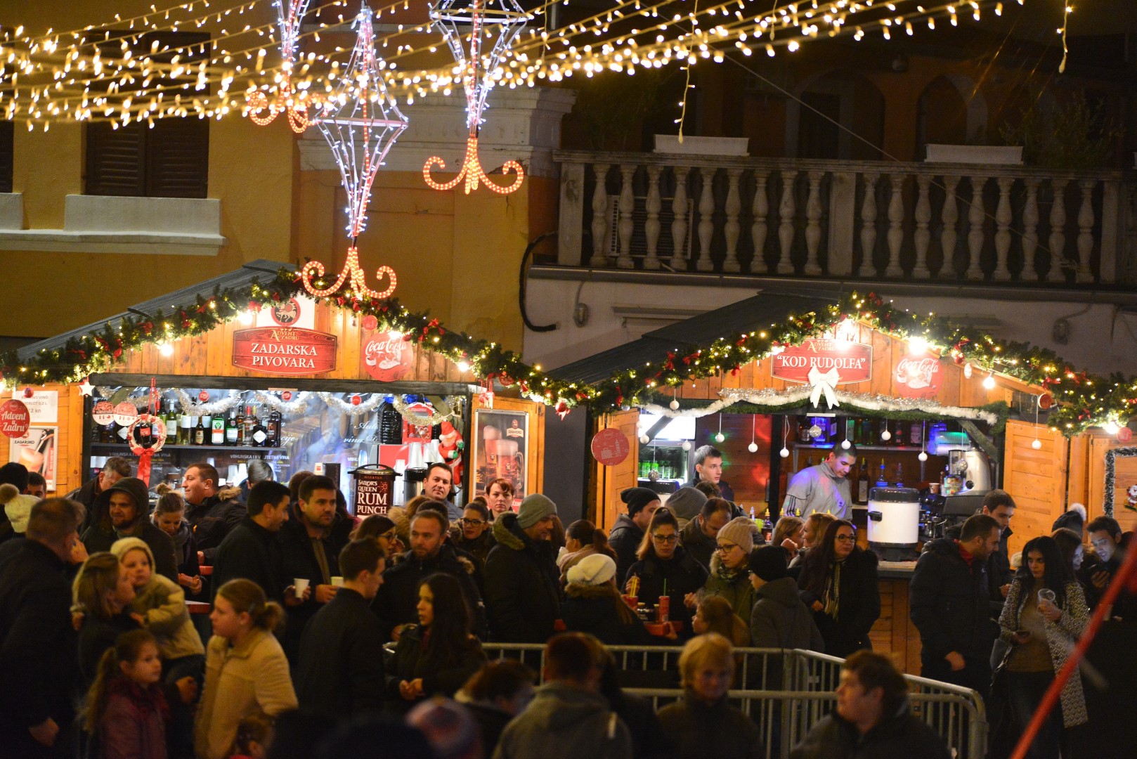 Advent u Zadru: Neno Belan i Fiumensi raspjevali i rasplesali i staro i mlado na Trgu Petra Zoranića Advent u Zadru: Neno Belan i Fiumensi raspjevali i rasplesali i staro i mlado na Trgu Petra Zoranića