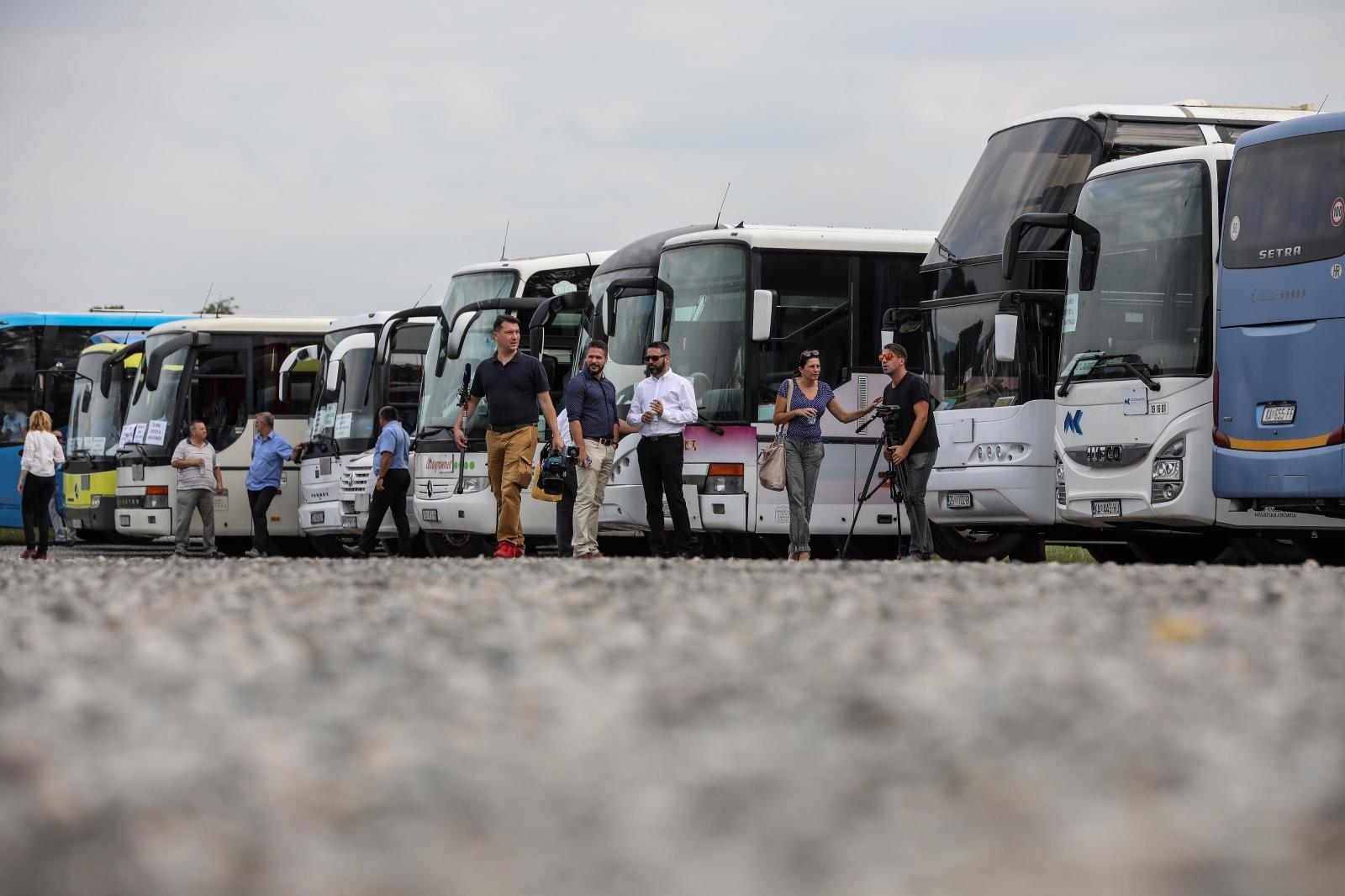 Stali autobusi, vozači upozorili: ‘Imamo 3800 kuna plaću i sad se svi čude što idemo van’ Stali autobusi, vozači upozorili: ‘Imamo 3800 kuna plaću i sad se svi čude što idemo van’