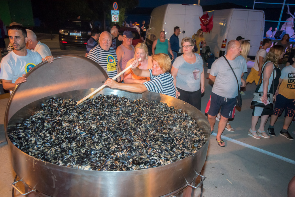 U Posedarju održana 2. “Fešta od ribe i vina” U Posedarju održana 2. “Fešta od ribe i vina”
