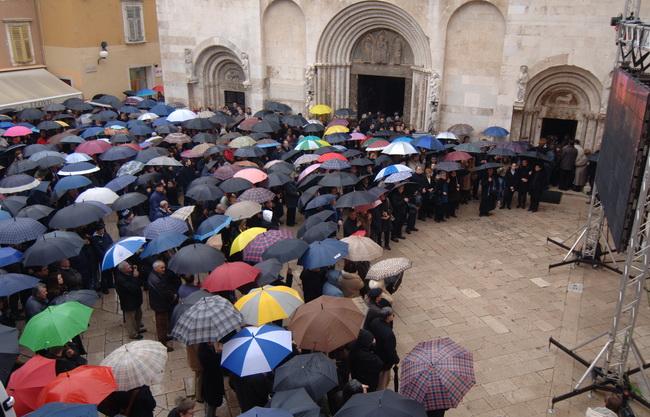 Zadar, 300110.
Pogreb zadarskog nadbiskupa Ivana Prendje u crkvi Svete Stosije.
Zadarski nadbiskup Ivan Prendja preminuo je iznenada  25. sijecnja 2010. godine u Zagrebu u 71. godini zivota, nakon 46 godina svecenistva i 20 godina biskupstva.
Misu odrzava