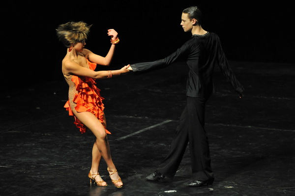 Zadar, 180513.
Veceras je u kazalistu lutaka odrzan Zadarski plesni festival In memoriam Nives Simatovic-Predovan na kojem se predstavilo 19 plesnih ansambla iz 12 gradova.
Na fotografiji: nastup na plesnom festivalu.
Foto: Luka Gerlanc / CROPIX Zadar, 180513.
Veceras je u kazalistu lutaka odrzan Zadarski plesni festival In memoriam Nives Simatovic-Predovan na kojem se predstavilo 19 plesnih ansambla iz 12 gradova.
Na fotografiji: nastup na plesnom festivalu.
Foto: Luka Gerlanc / CROPIX