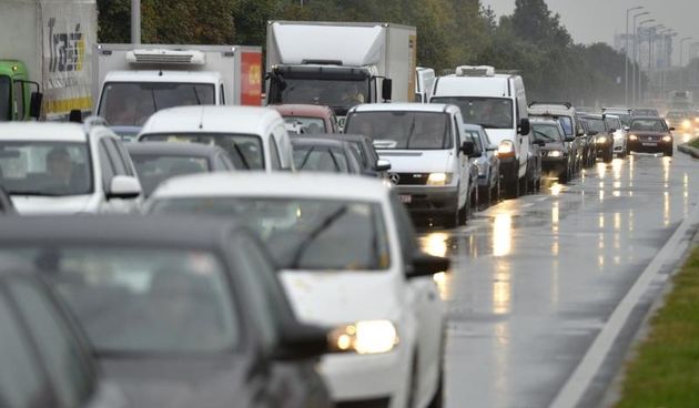 Zagreb – Pogorsanje vremena s jakom kisom najavilo je dolazak prave jeseni. Kisa je na gradskim ulicama stvorila guzvu. Photo: Marko Lukunic/PIXSELL Autor  Marko Lukunic/PIXSELL Ključne riječi  kisa, promet, guzva, jesen, ljudi