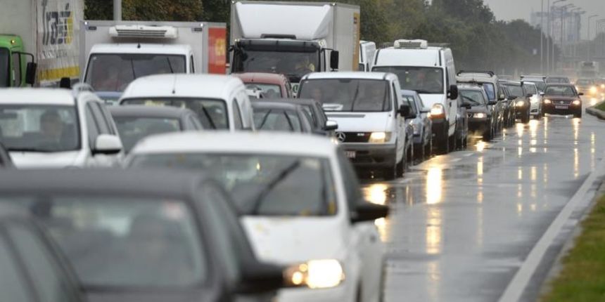 Zagreb – Pogorsanje vremena s jakom kisom najavilo je dolazak prave jeseni. Kisa je na gradskim ulicama stvorila guzvu. Photo: Marko Lukunic/PIXSELL Autor Marko Lukunic/PIXSELL Ključne riječi kisa, promet, guzva, jesen, ljudi Zagreb – Pogorsanje vremena s jakom kisom najavilo je dolazak prave jeseni. Kisa je na gradskim ulicama stvorila guzvu. Photo: Marko Lukunic/PIXSELL Autor Marko Lukunic/PIXSELL Ključne riječi kisa, promet, guzva, jesen, ljudi