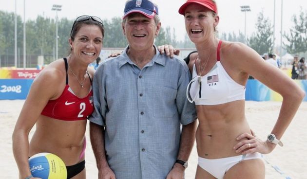 Bush s odbojkašicama (Foto:Reuters)