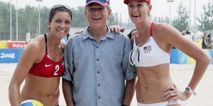 Bush s odbojkašicama (Foto:Reuters) Bush s odbojkašicama (Foto:Reuters)