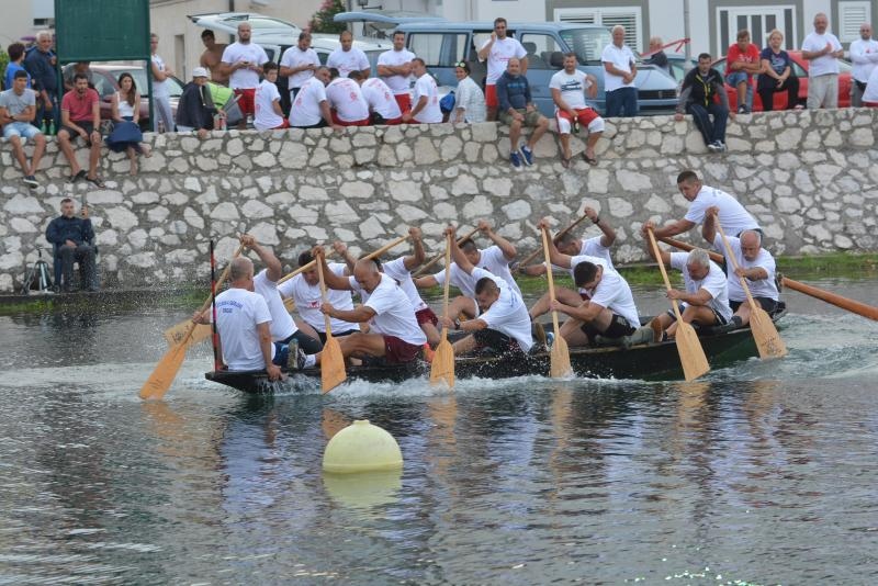 Opuzen: Utrke veslača za startne pozicije za 19. maraton lađa na Neretvi. Photo: Damir Špehar/PIXSELL