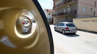 Zadar, 150413.
Ulica Petra Skoke i Marina Getaldica. Pocetak radova na ugradnji kolektora oborinskih voda i kolnika s infrastrukturom vrijedan 40 milijuna kuna. Na fotografiji detalj sa gradilista.
Foto: Jure Miskovic / CROPIX