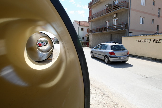 Zadar, 150413.
Ulica Petra Skoke i Marina Getaldica. Pocetak radova na ugradnji kolektora oborinskih voda i kolnika s infrastrukturom vrijedan 40 milijuna kuna. Na fotografiji detalj sa gradilista.
Foto: Jure Miskovic / CROPIX