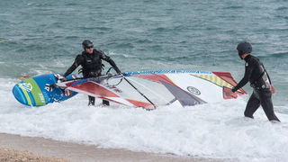 Južina nekima donosi glavobolju, surferima i kajterima je prava radost. Tako je bilo i jučer. Na biogradskoj plaži Dražica okupilo se dvadesetak ljubitelja vjetra, većina iz kiteboarding kluba Badevana-surf iz Zagreba. Iako su po meteorološkoj prognozi oč
