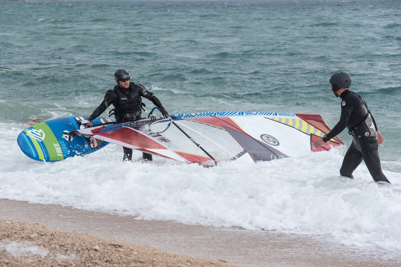 Južina nekima donosi glavobolju, surferima i kajterima je prava radost. Tako je bilo i jučer. Na biogradskoj plaži Dražica okupilo se dvadesetak ljubitelja vjetra, većina iz kiteboarding kluba Badevana-surf iz Zagreba. Iako su po meteorološkoj prognozi oč