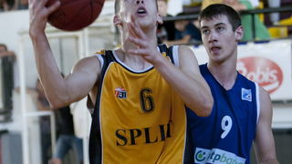 Split, 110513.
Kosarkaska dvorana Gripe.
Polufinalna utakmica Prvenstva Hrvatske za juniore izmedju Splita i Zadra.
Na fotografiji: Paolo Marinelli i Jure Peric.
Foto: Vojko Basic / CROPIX