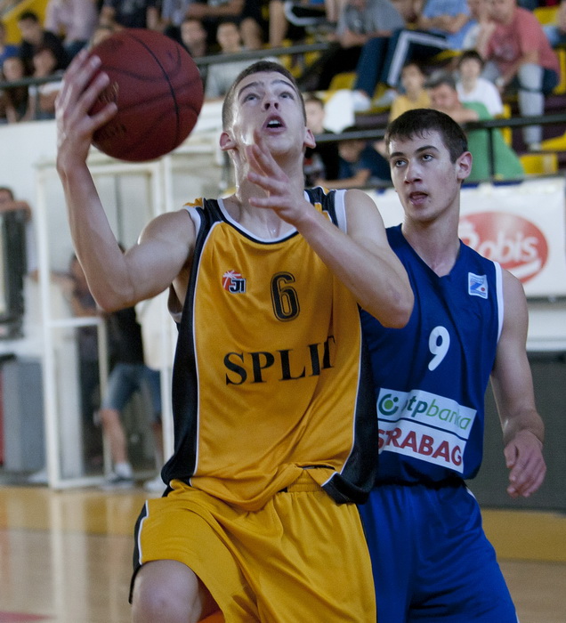 Split, 110513.
Kosarkaska dvorana Gripe.
Polufinalna utakmica Prvenstva Hrvatske za juniore izmedju Splita i Zadra.
Na fotografiji: Paolo Marinelli i Jure Peric.
Foto: Vojko Basic / CROPIX
