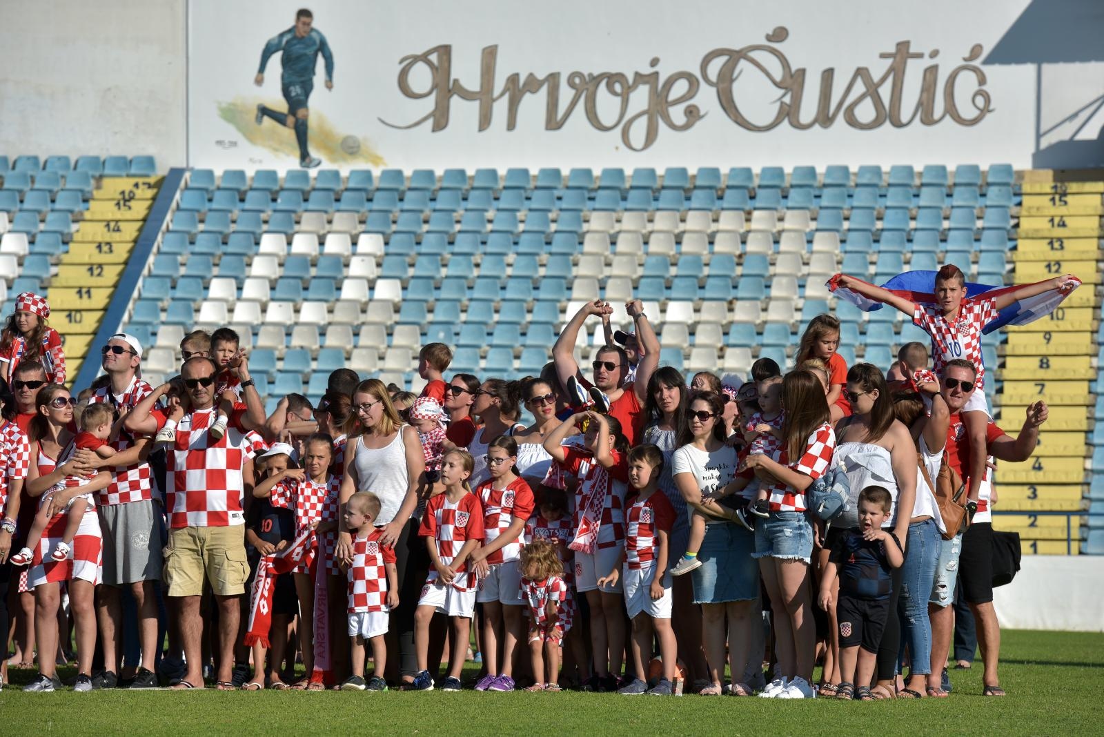Šime Strikoman i nekoliko stotina Zadrana u Stanovima snimili milenijsku fotografiju u podrške Vatrenima Šime Strikoman i nekoliko stotina Zadrana u Stanovima snimili milenijsku fotografiju u podrške Vatrenima