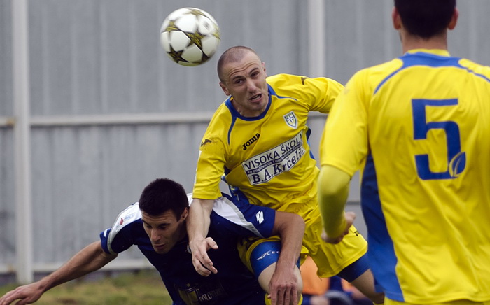 Zadar, 270413.
Stadion Stanovi.
1.HNL, 29. kolo utakmica Zadar – Inter.
Na fotografiji: plavi Zadar Josip Ivancic, zuti Josip Ivan Celikovic.
Foto: Josko Ponos / CROPIX Zadar, 270413.
Stadion Stanovi.
1.HNL, 29. kolo utakmica Zadar – Inter.
Na fotografiji: plavi Zadar Josip Ivancic, zuti Josip Ivan Celikovic.
Foto: Josko Ponos / CROPIX