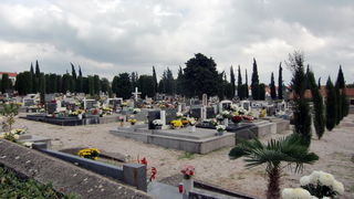 Usprkos jakom jugu, gradsko groblje Belafuza danas je zasjalo toplim bojama cvijeca i svijeca kojima su gradjani ukrasili posljednja pocivalista svojih najdrazih, Foto: Mladen Malik Usprkos jakom jugu, gradsko groblje Belafuza danas je zasjalo toplim bojama cvijeca i svijeca kojima su gradjani ukrasili posljednja pocivalista svojih najdrazih, Foto: Mladen Malik