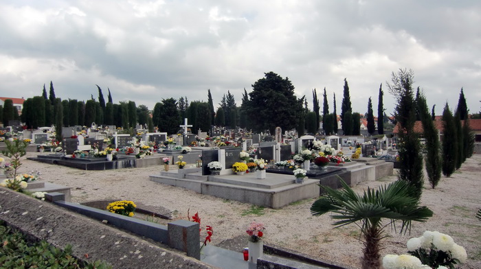 Usprkos jakom jugu, gradsko groblje Belafuza danas je zasjalo toplim bojama cvijeca i svijeca kojima su gradjani ukrasili posljednja pocivalista svojih najdrazih, Foto: Mladen Malik Usprkos jakom jugu, gradsko groblje Belafuza danas je zasjalo toplim bojama cvijeca i svijeca kojima su gradjani ukrasili posljednja pocivalista svojih najdrazih, Foto: Mladen Malik