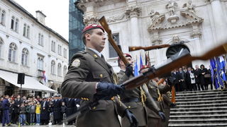 Dubrovnik, 061211.
Svecani mimohod i postrojavanje branitelja grada Dubrovnika iz 1991. godine na Stradunu u sklopu proslave dana Branitelja pred predsjednikom RH Ivom Josipovicem.
Foto: Tonci Plazibat / CROPIX Dubrovnik, 061211.
Svecani mimohod i postrojavanje branitelja grada Dubrovnika iz 1991. godine na Stradunu u sklopu proslave dana Branitelja pred predsjednikom RH Ivom Josipovicem.
Foto: Tonci Plazibat / CROPIX