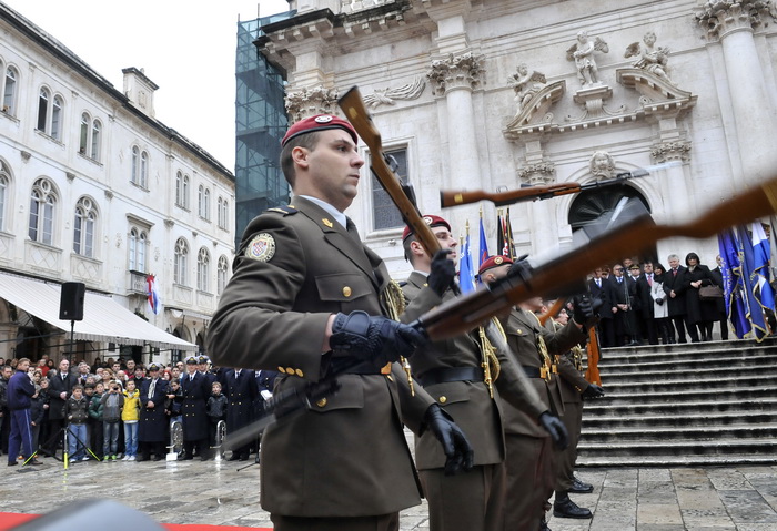 Dubrovnik, 061211.
Svecani mimohod i postrojavanje branitelja grada Dubrovnika iz 1991. godine na Stradunu u sklopu proslave dana Branitelja pred predsjednikom RH Ivom Josipovicem.
Foto: Tonci Plazibat / CROPIX Dubrovnik, 061211.
Svecani mimohod i postrojavanje branitelja grada Dubrovnika iz 1991. godine na Stradunu u sklopu proslave dana Branitelja pred predsjednikom RH Ivom Josipovicem.
Foto: Tonci Plazibat / CROPIX