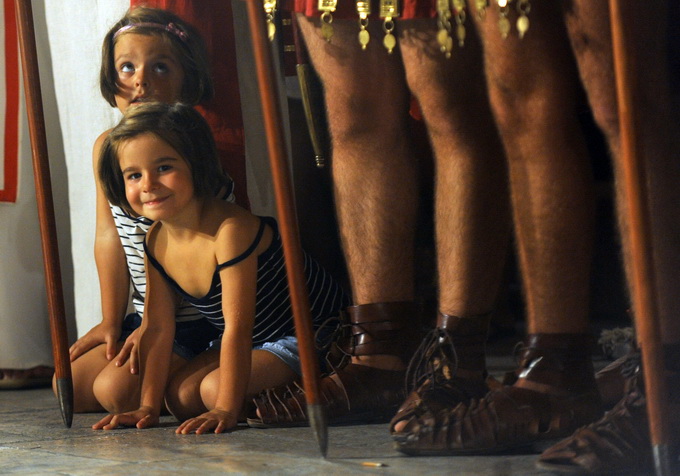 Split, 200812.
Tradicionalni “Dani Dioklecijana” koji se u Splitu uprilicuju zadnjih godina dozivljavaju svoju ekspanziju svake godine pa se tako i na vecerasnjoj manifestaciji zatvaranja natiskao prepun Peristil gdje se car Dioklecijan oprostio od svojih Split, 200812.
Tradicionalni “Dani Dioklecijana” koji se u Splitu uprilicuju zadnjih godina dozivljavaju svoju ekspanziju svake godine pa se tako i na vecerasnjoj manifestaciji zatvaranja natiskao prepun Peristil gdje se car Dioklecijan oprostio od svojih