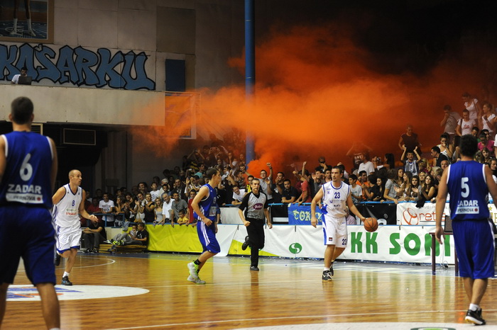 Zadar, 230912
Dvorana Jazine.
Humanitarna utakmica “Za Stephanie smo vratili kosarku u Jazine” na kojoj su nastupile brojne bivse zvijezde KK Zadra poput Dina Radje, Arijana Komazeca, Gordana Giriceka i drugih.
Na fotografiji: detalj s dogadjaja
Foto: Lu Zadar, 230912
Dvorana Jazine.
Humanitarna utakmica “Za Stephanie smo vratili kosarku u Jazine” na kojoj su nastupile brojne bivse zvijezde KK Zadra poput Dina Radje, Arijana Komazeca, Gordana Giriceka i drugih.
Na fotografiji: detalj s dogadjaja
Foto: Lu